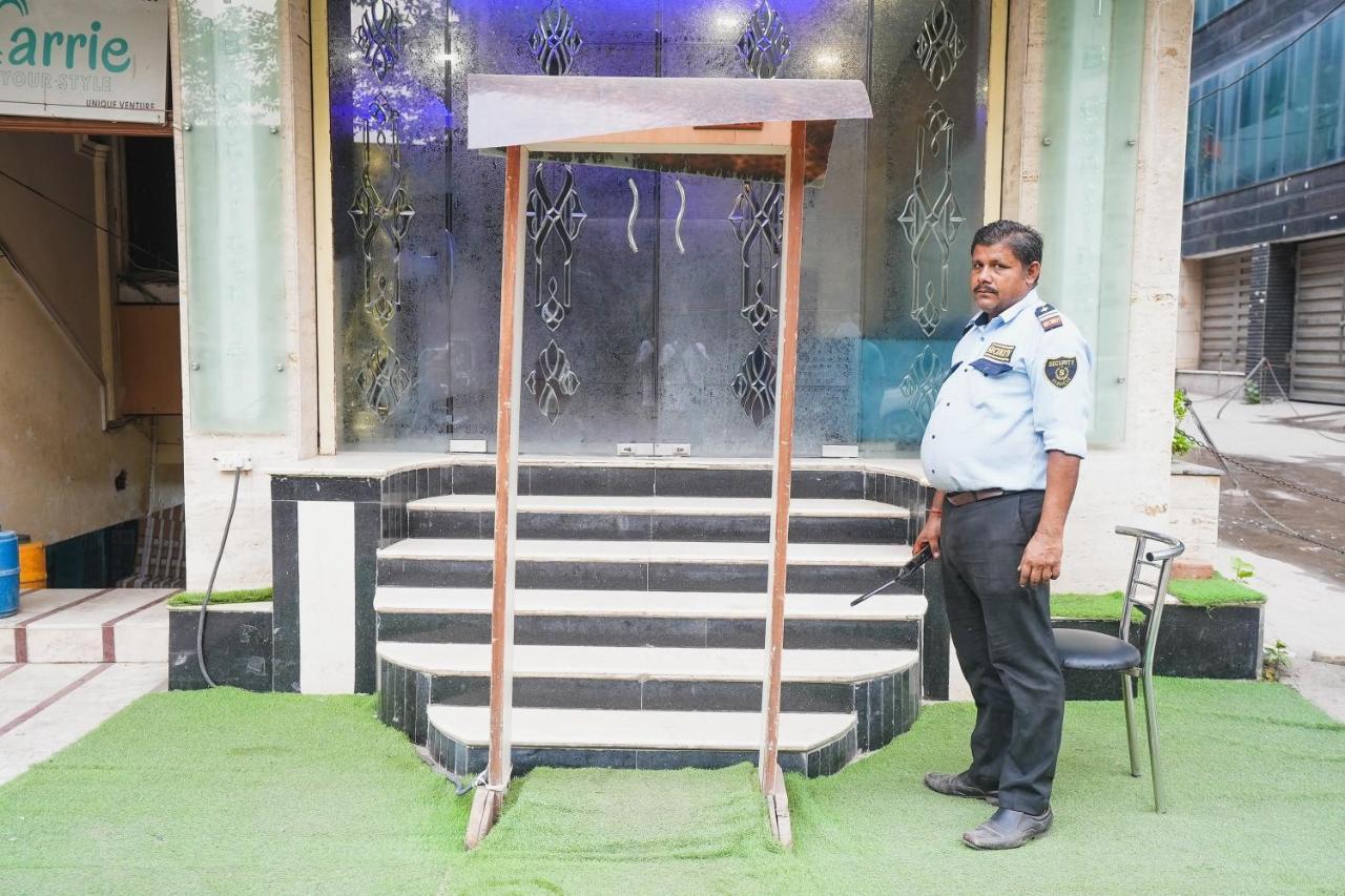 Hotel B Continental Delhi  Exteriör bild