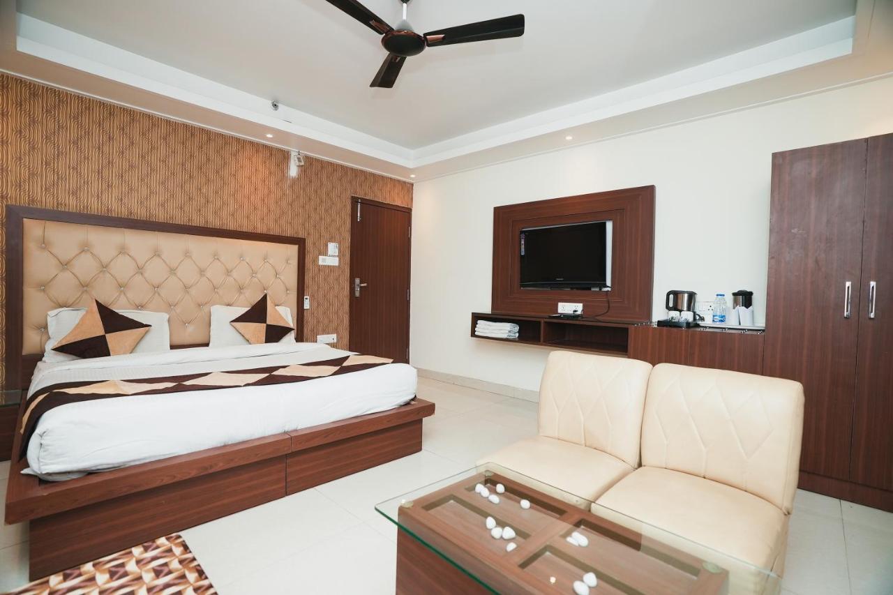 Hotel B Continental Delhi  Exteriör bild