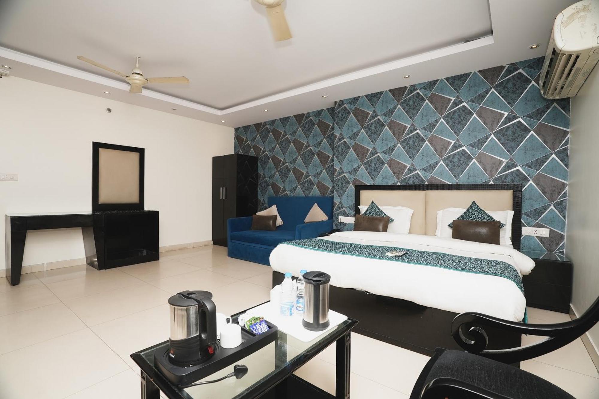 Hotel B Continental Delhi  Exteriör bild