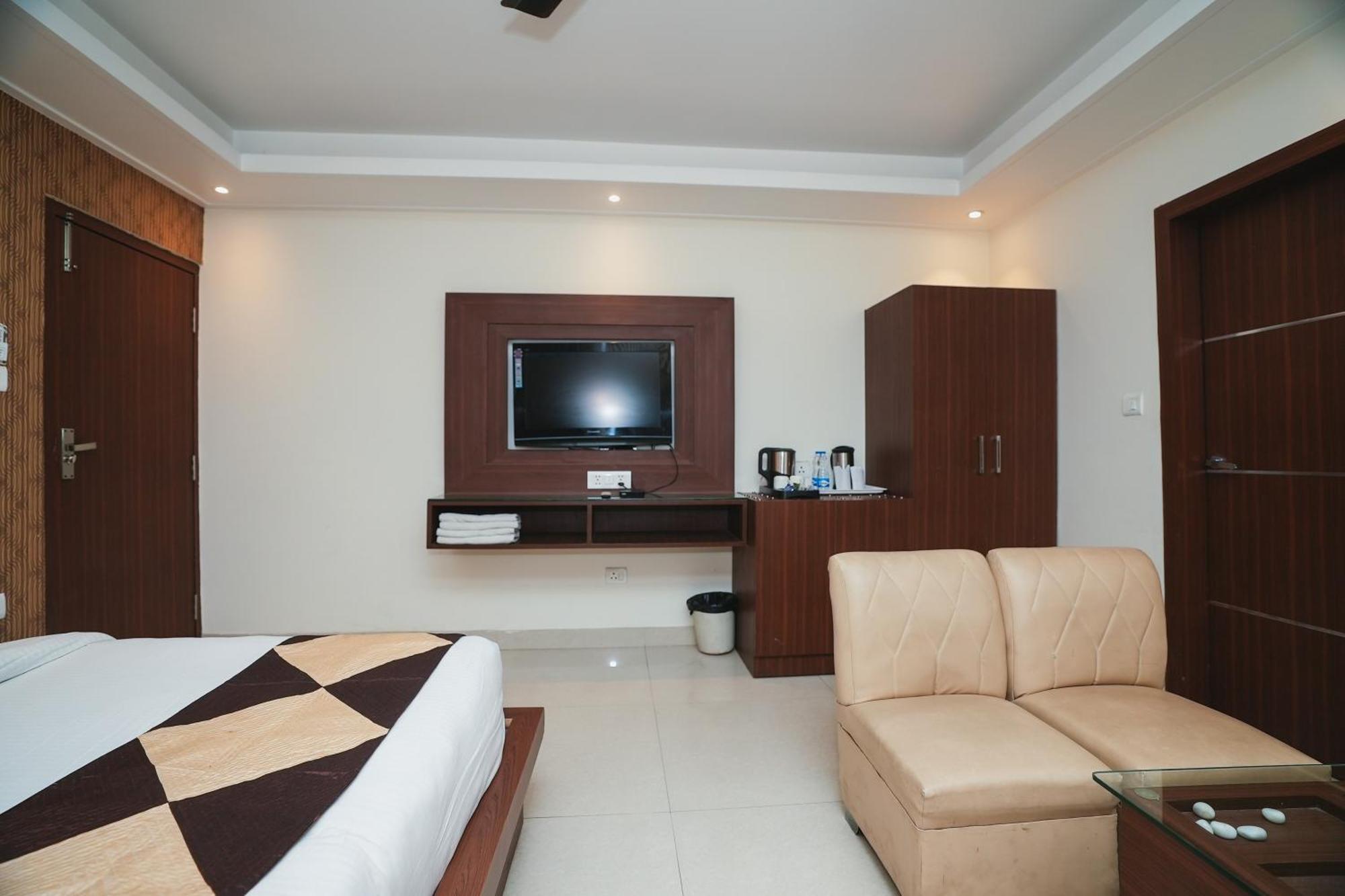 Hotel B Continental Delhi  Exteriör bild