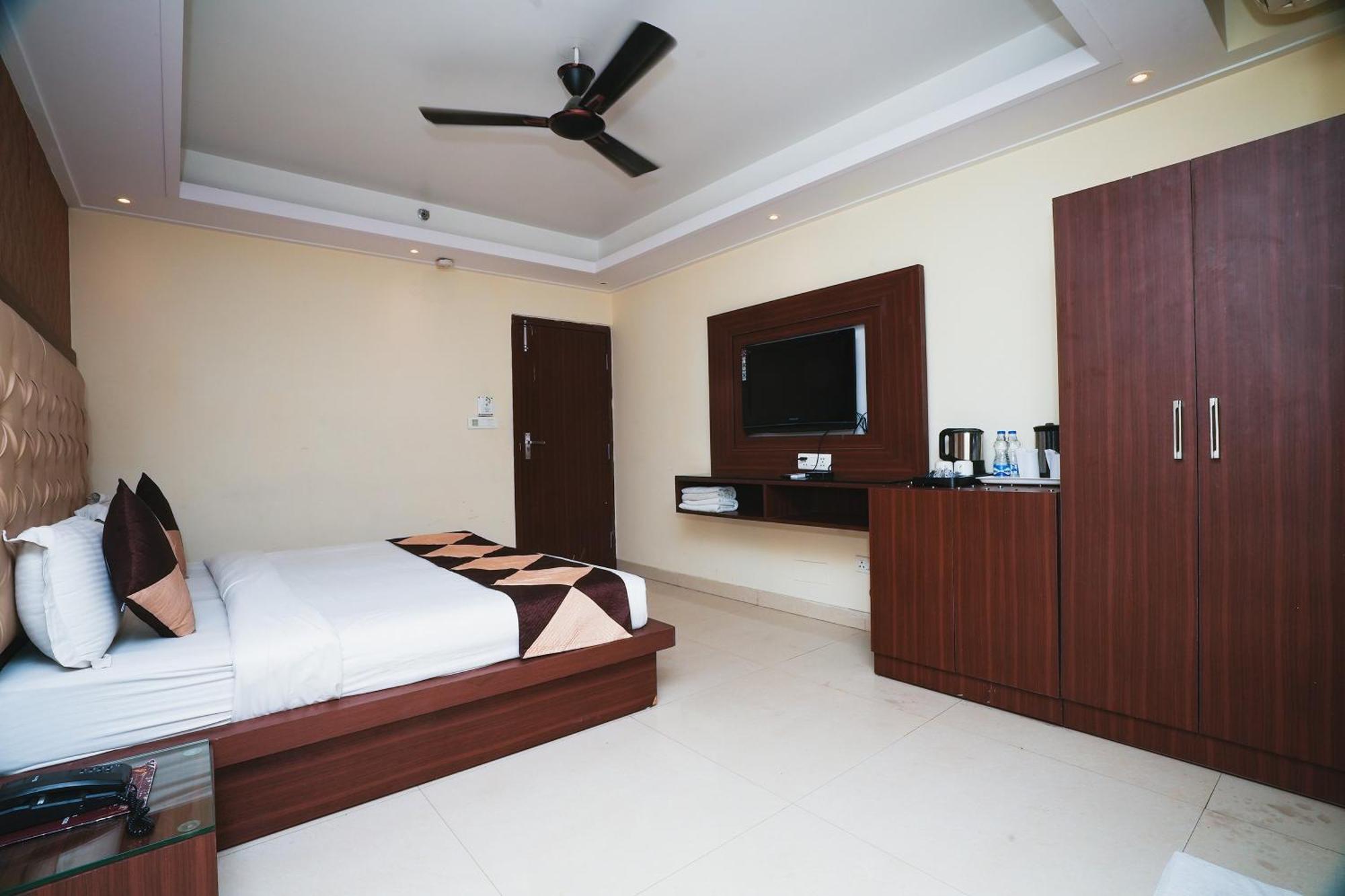 Hotel B Continental Delhi  Exteriör bild
