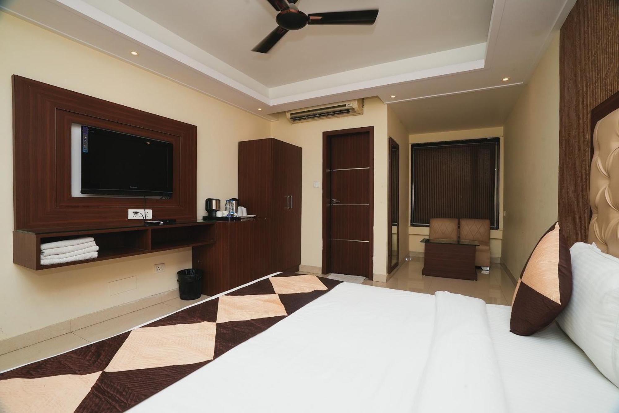 Hotel B Continental Delhi  Exteriör bild