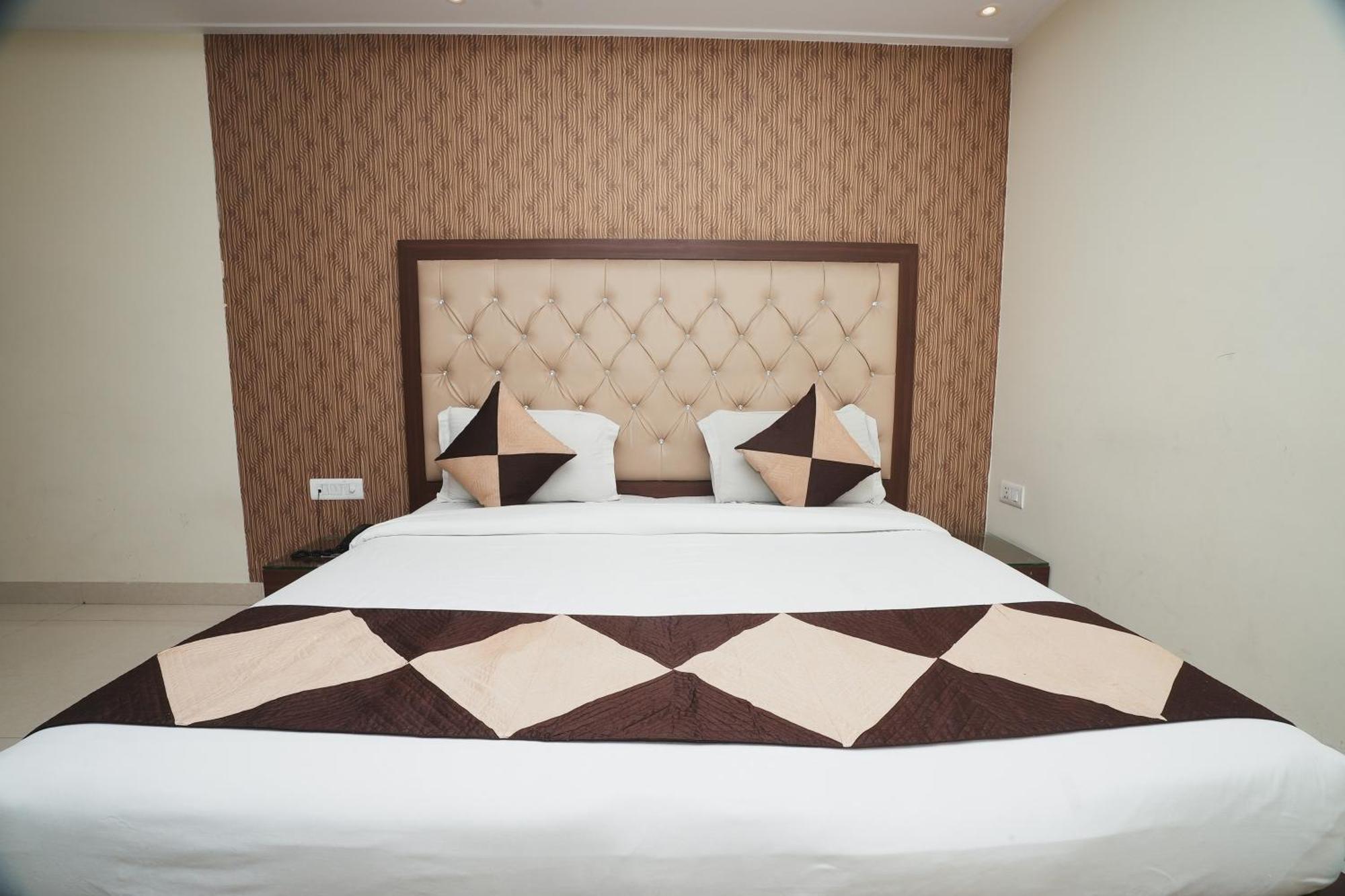 Hotel B Continental Delhi  Exteriör bild