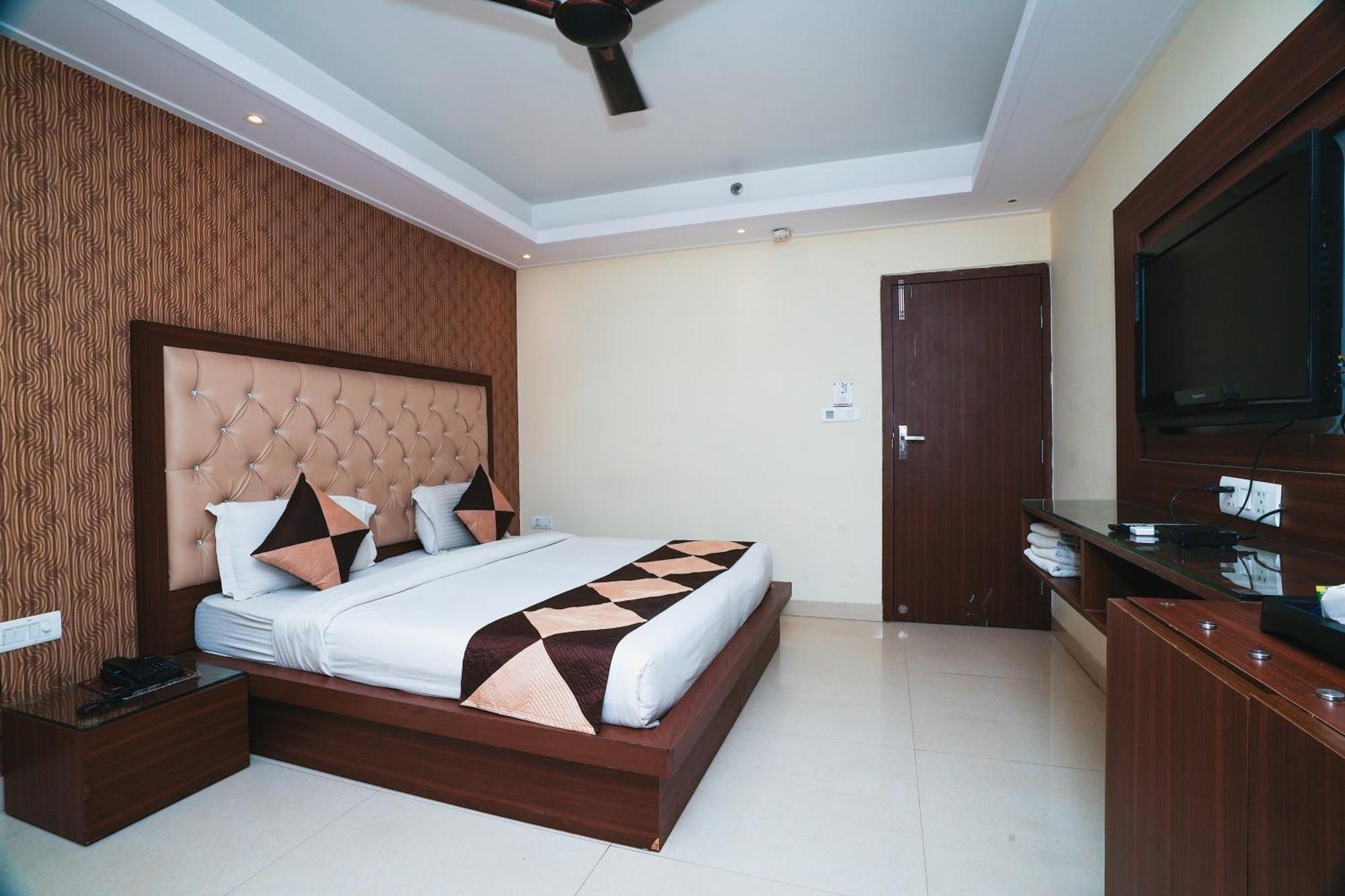 Hotel B Continental Delhi  Exteriör bild