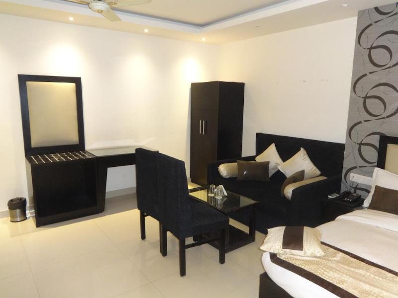 Hotel B Continental Delhi  Exteriör bild