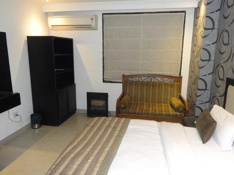 Hotel B Continental Delhi  Exteriör bild