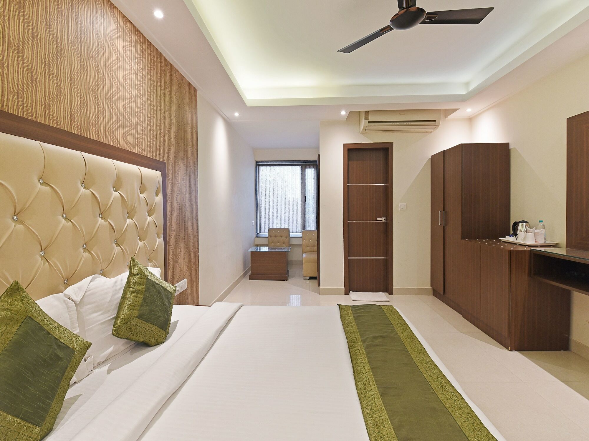 Hotel B Continental Delhi  Exteriör bild