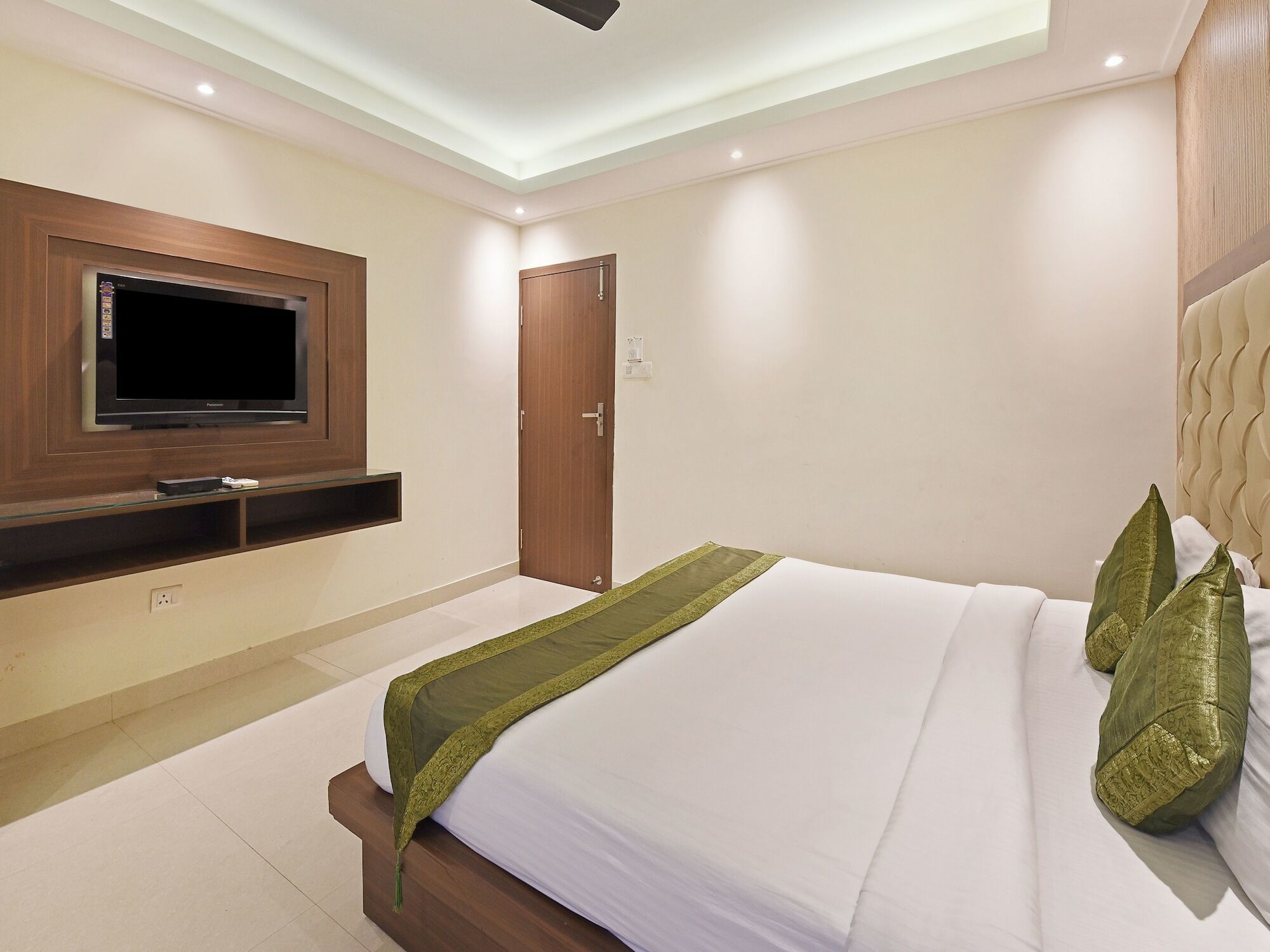 Hotel B Continental Delhi  Exteriör bild